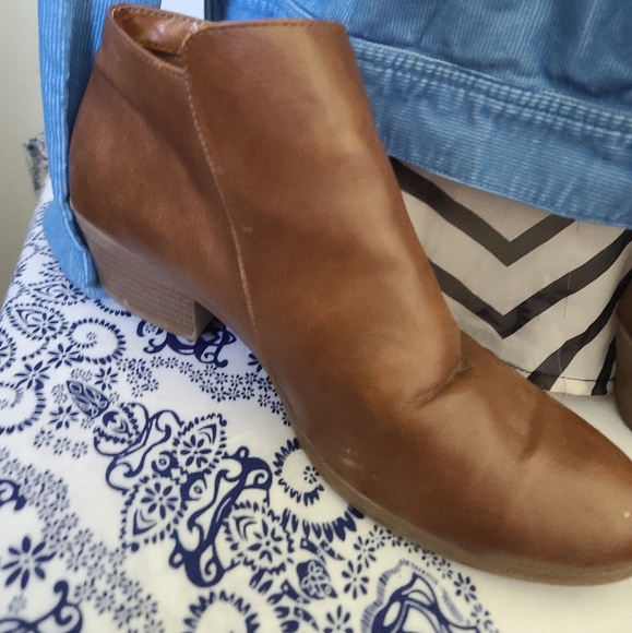 Brown leather ankle Boots with gold tone zipper - Picture 5 of 7